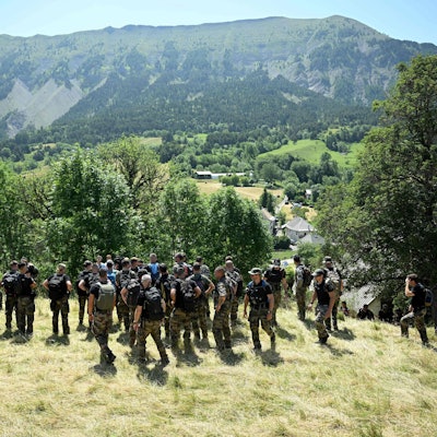 Eine Einheit der französischen Polizei sucht im Umland von Le Vernet nach dem verschwundenen Émile. Die Gendarmerie ist auf Felder und in Wäldern unterwegs – bislang ohne Erfolg.