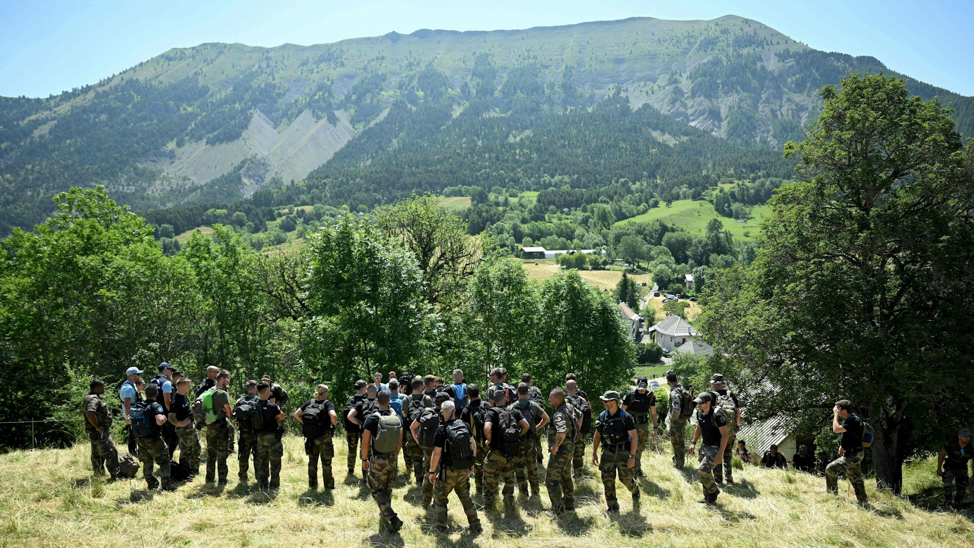 Eine Einheit der französischen Polizei sucht im Umland von Le Vernet nach dem verschwundenen Émile. Die Gendarmerie ist auf Felder und in Wäldern unterwegs – bislang ohne Erfolg.
