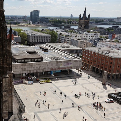 Das Bild zeigt das Römisch-Germanische Museum vom Dom aus gesehen.