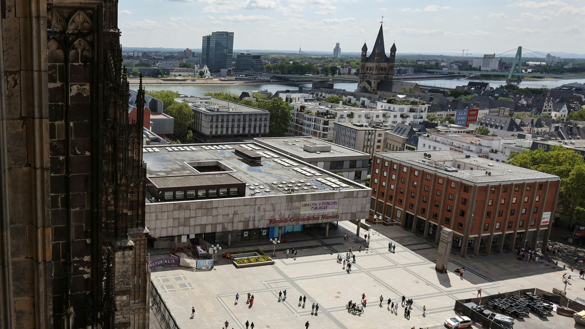 Blick auf den Roncalliplatz: Das Römisch-Germanische Museum samt Studiohaus (im Hintergrund) sowie das geklinkerte Kurienhaus.