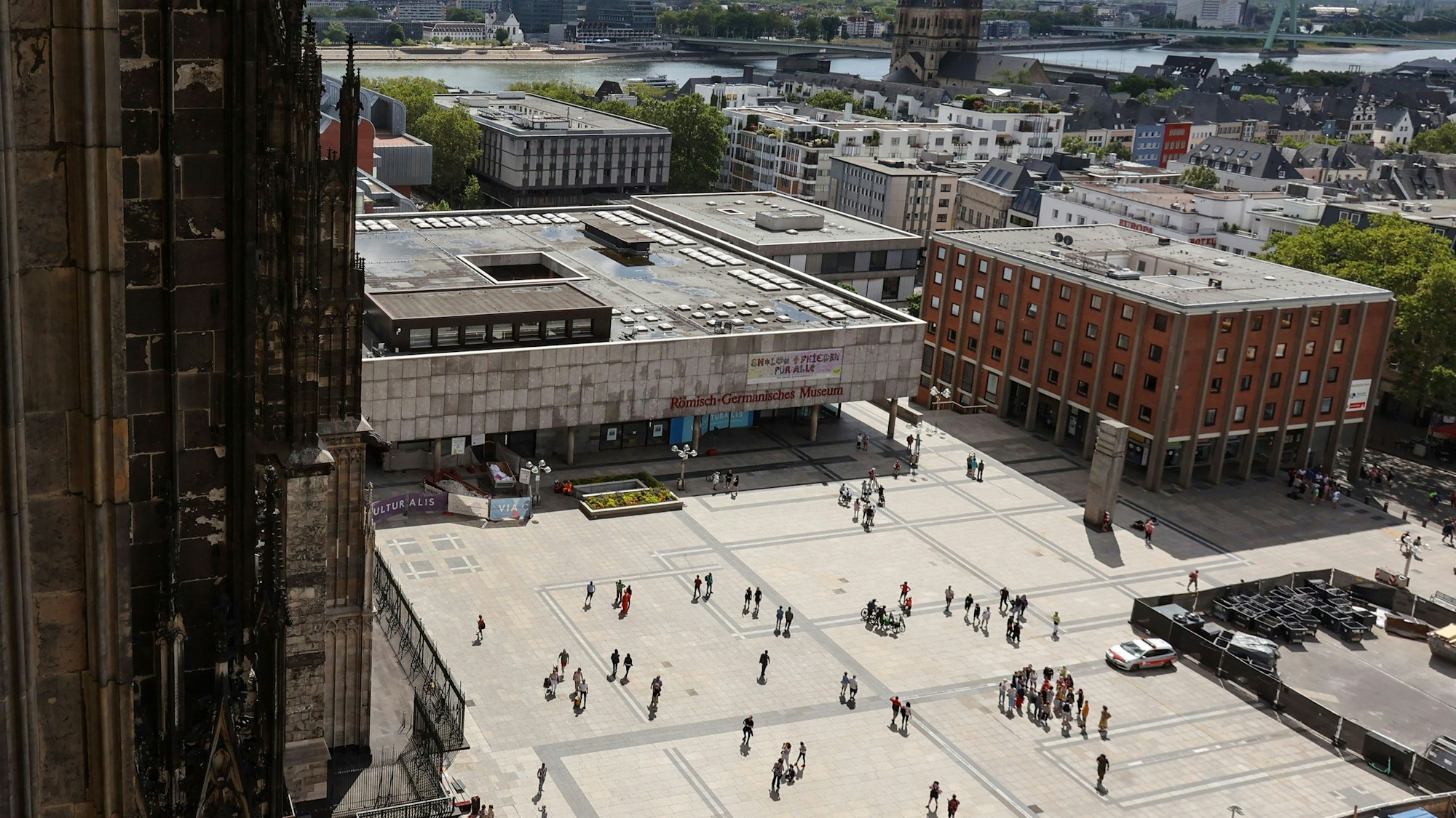 Das Bild zeigt das Römisch-Germanische Museum vom Dom aus gesehen.