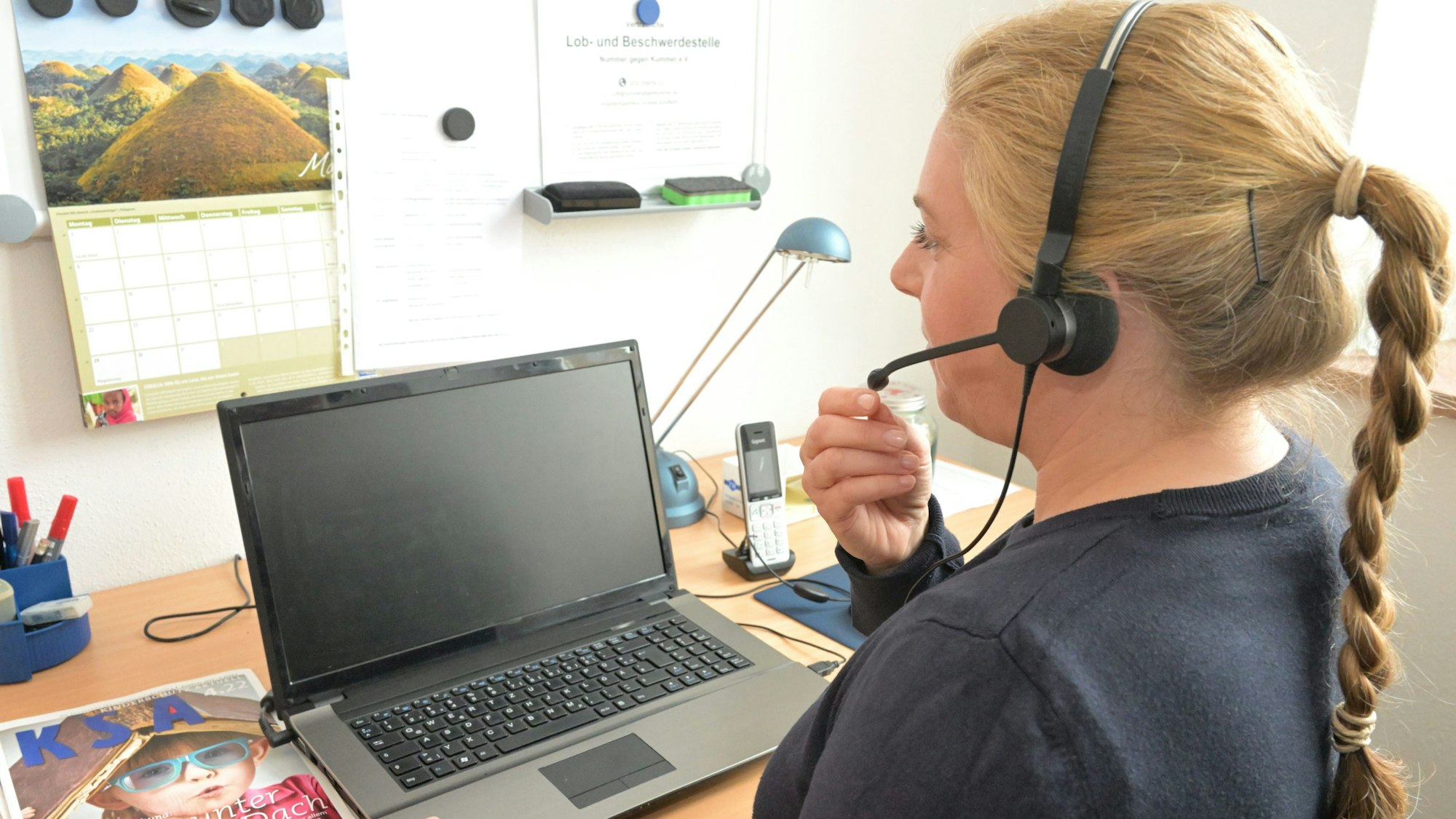 Eine Mitarbeiterin des Kinderschutzbundes beim Telefongespräch.