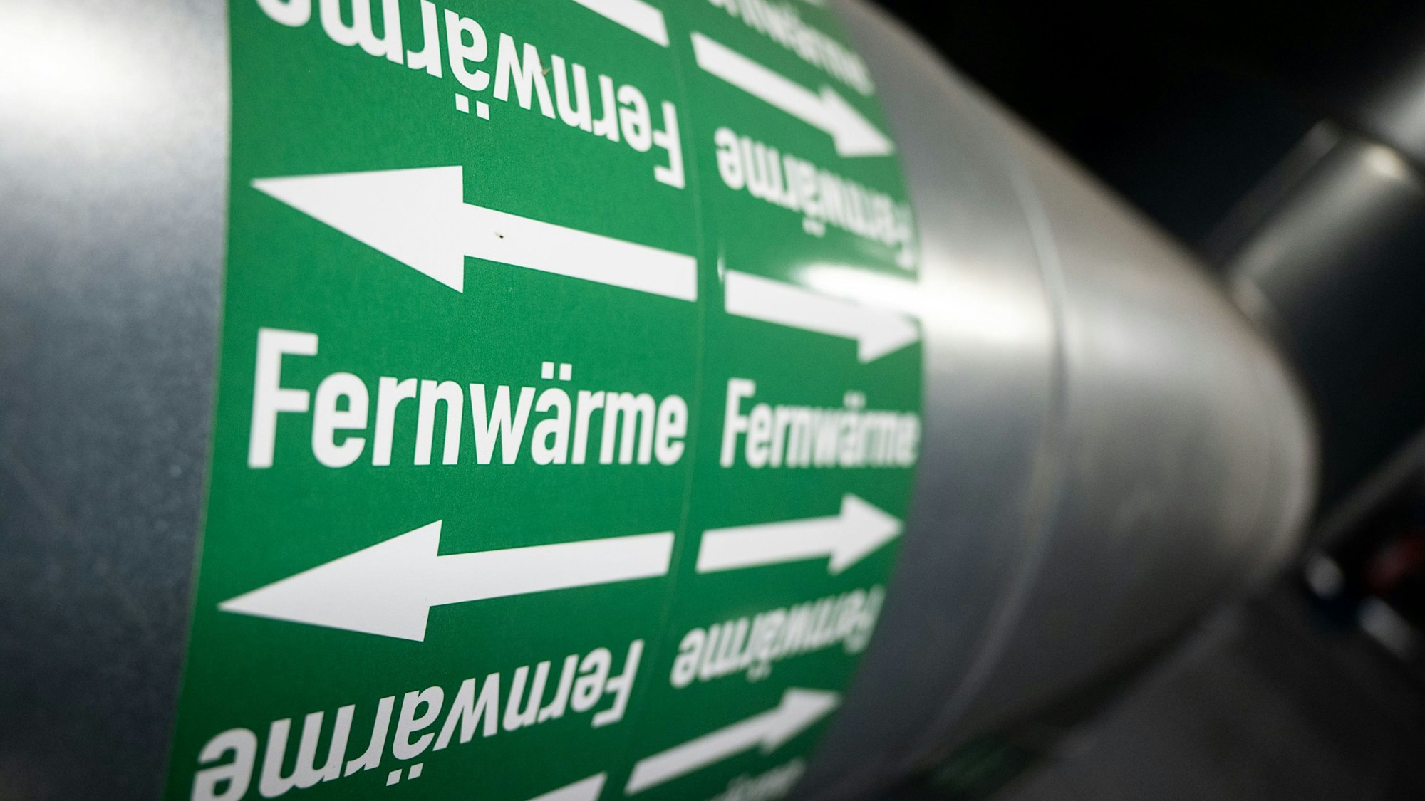 Leitungen sind in der Fernwärmeverteilerstation eines Heizkraftwerks zu sehen.
