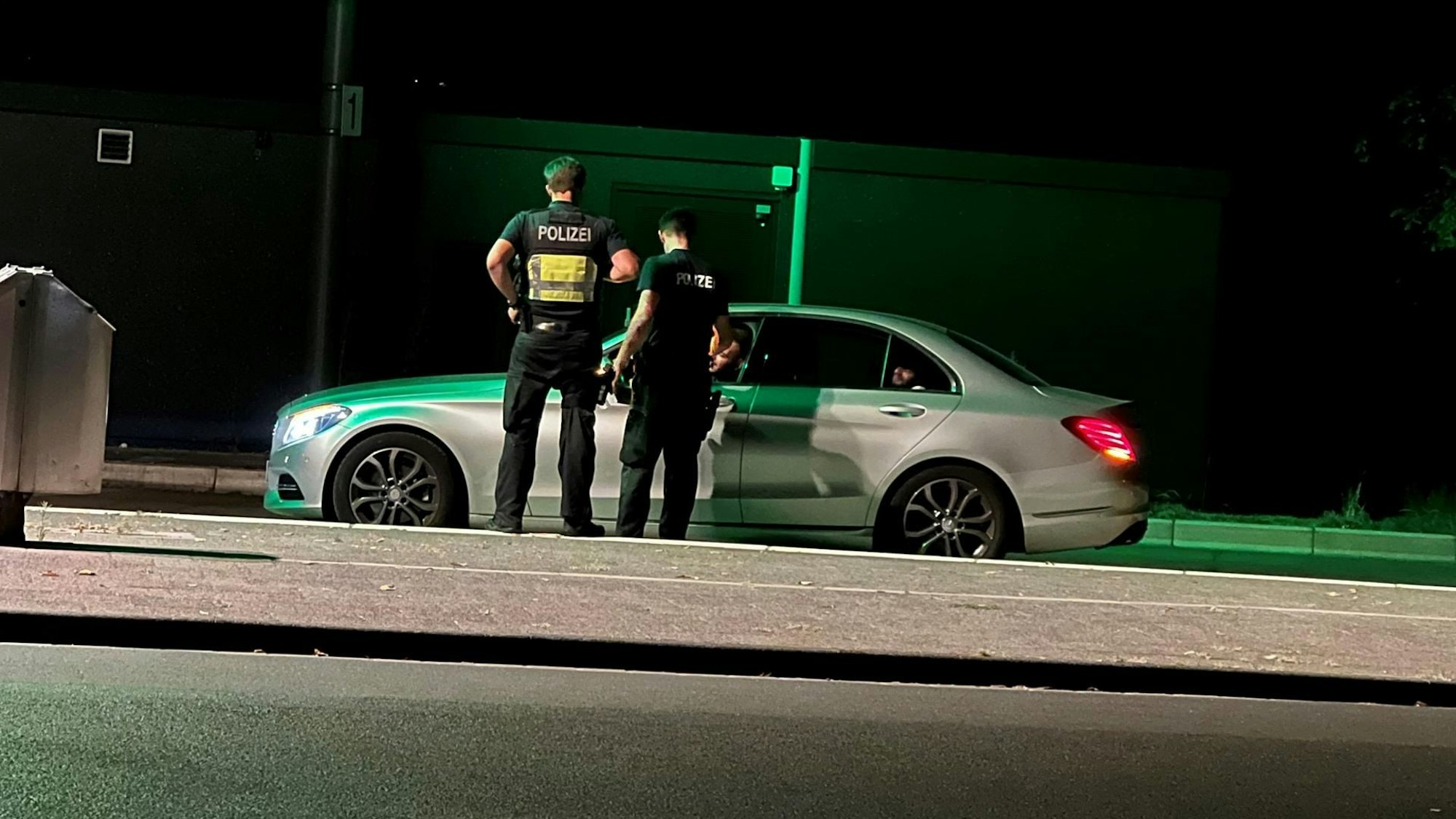 Polizei kontrolliert Autofahrer der Poserszene, die auf der Alfred-Schütte-Allee verbotswidrig wenden