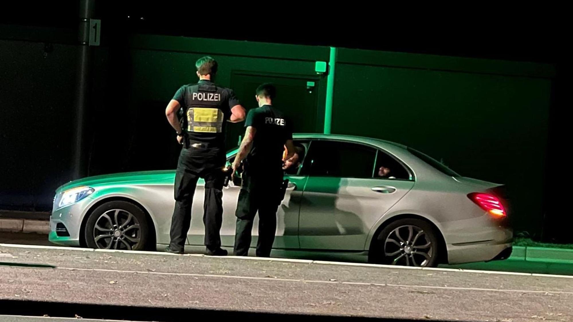 Polizisten kontrollieren einen Autofahrer der Poserszene.