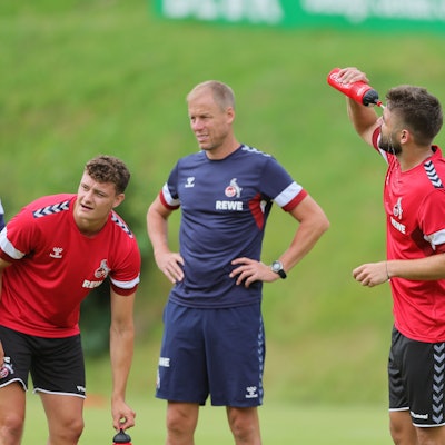 Die Kölner Nachzügler Eric Martel (v.l.), Nikola Soldo und Denis Huseinbasic stiegen am Montag in Maria Alm ins Training ein und absolvierten unter der Leitung von Co-Trainer Kevin McKenna eine Extra-Einheit.