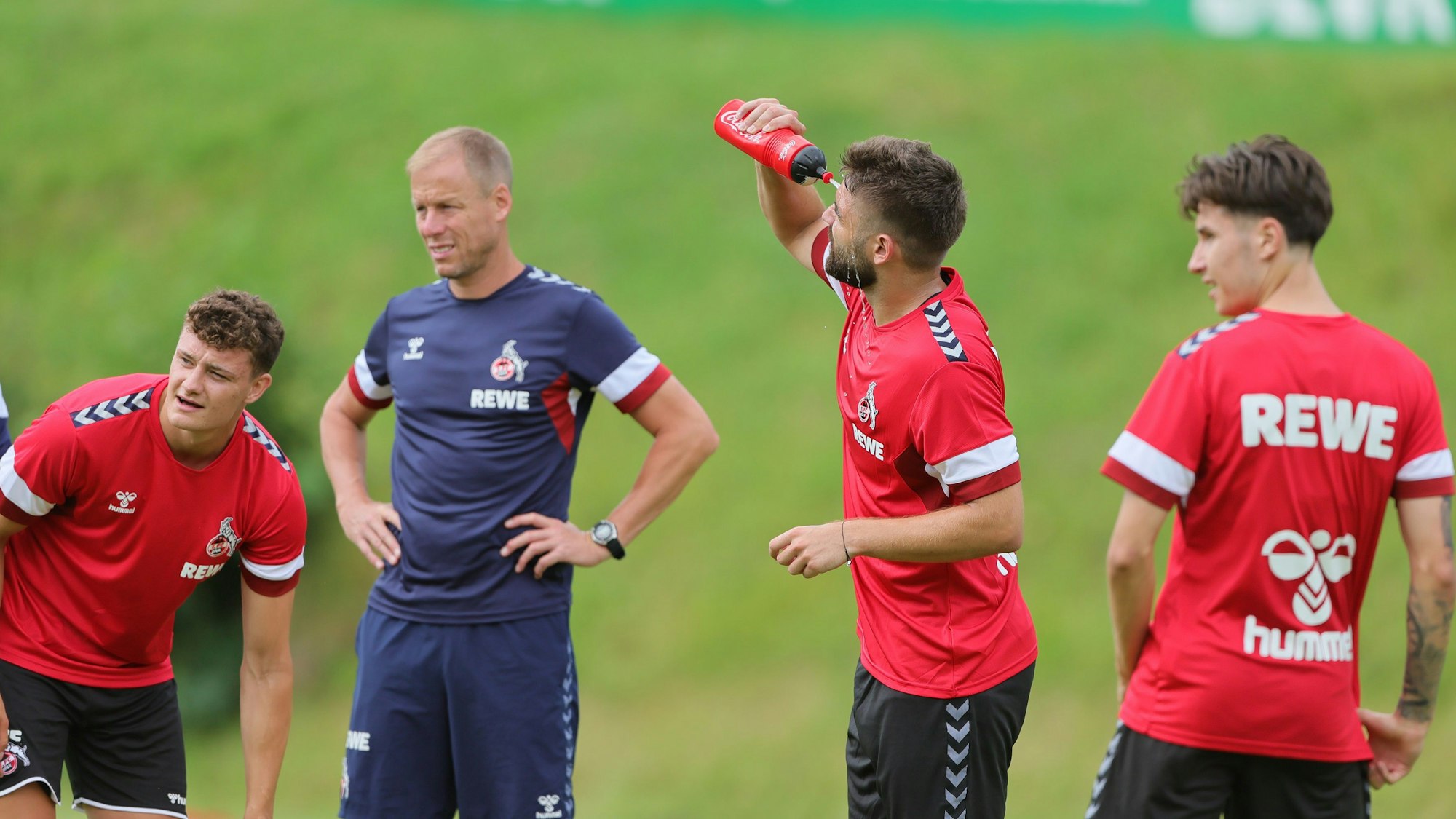 Die Kölner Nachzügler Eric Martel (v.l.), Nikola Soldo und Denis Huseinbasic stiegen am Montag in Maria Alm ins Training ein und absolvierten unter der Leitung von Co-Trainer Kevin McKenna eine Extra-Einheit.