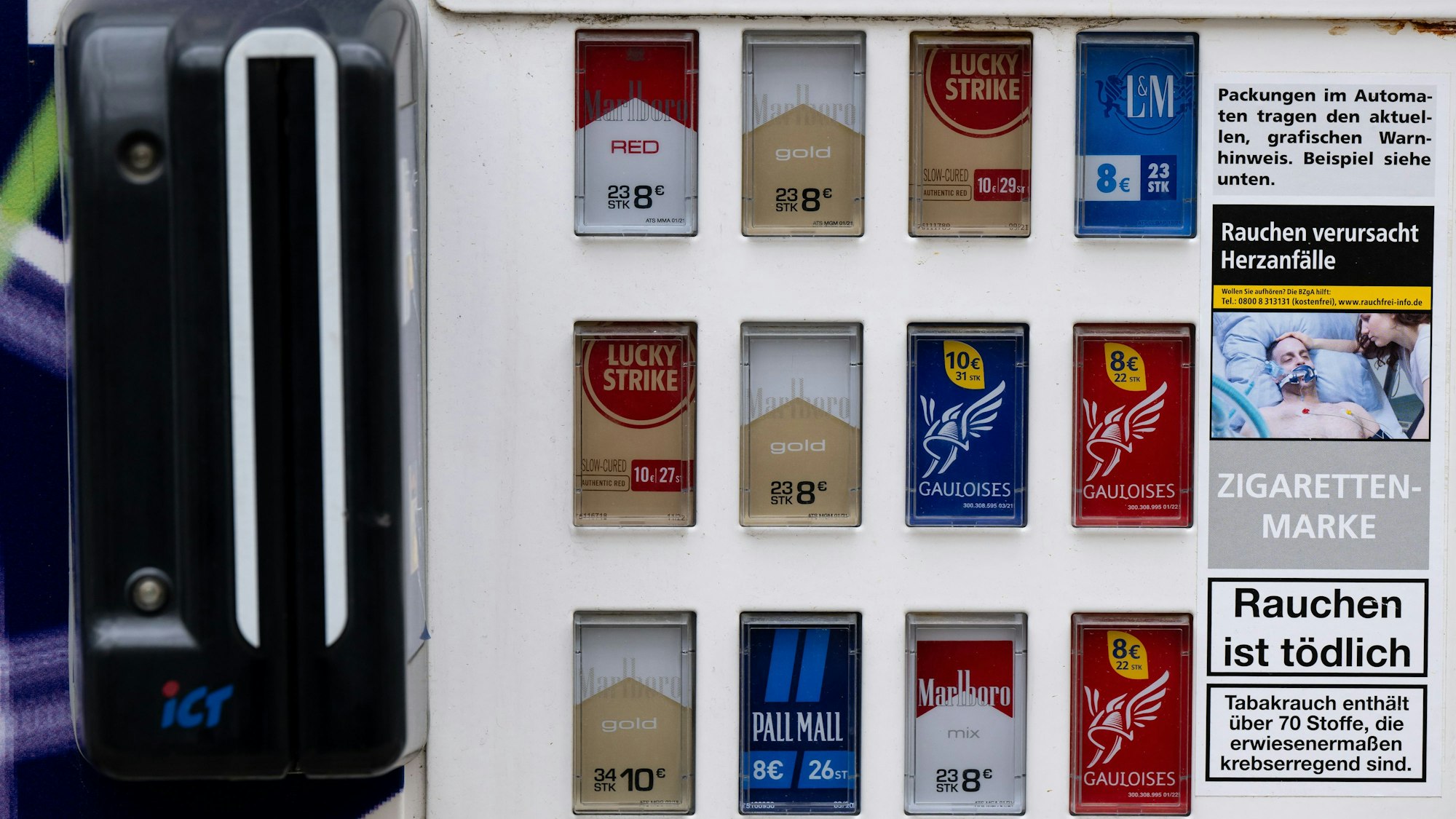 Die Warnhinweise„ Rauchen ist tödlich“ und „Rauchen verursacht Herzanfälle“ stehen auf einem Zigarettenautomaten