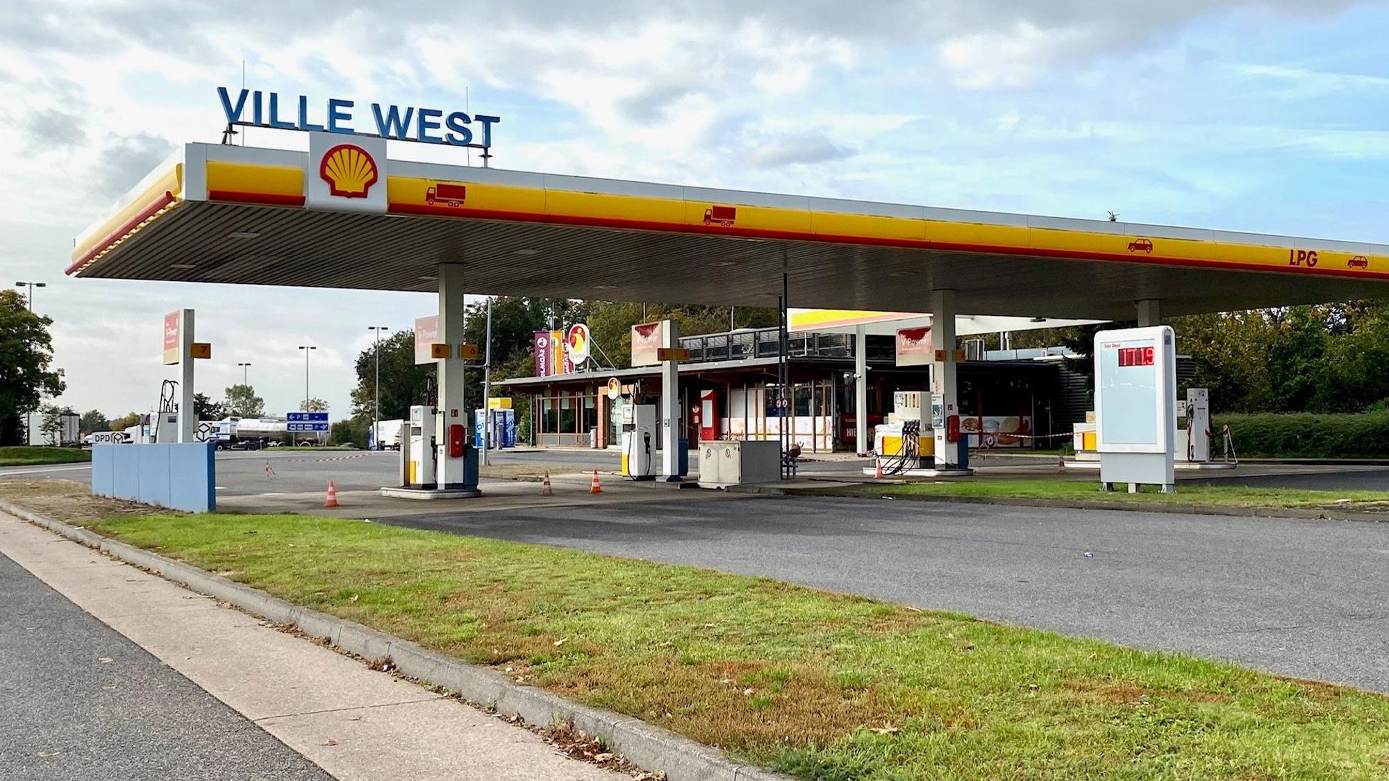 112.000 Euro erbeuteten Unbekannte im November 2022 bei einem Raubüberfall auf die Raststätte Ville West bei Hürth.