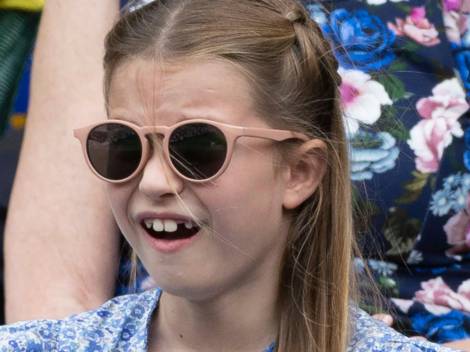 Prinzessin Charlotte mit pinker Sonnenbrille beim Herrenfinale in Wimbledon.