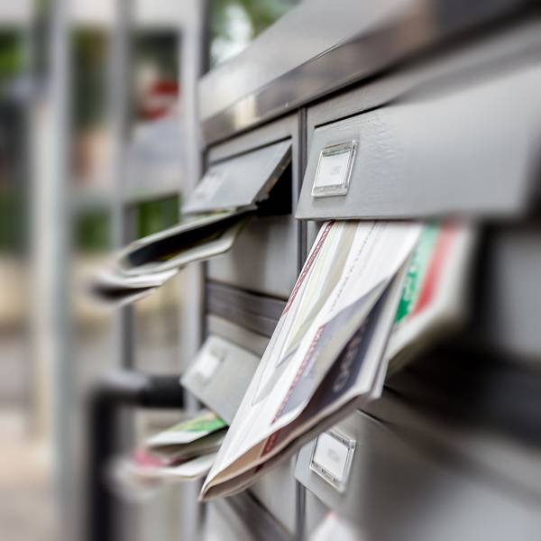 überquellender Briefkasten