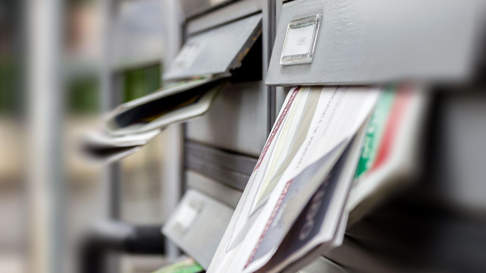 überquellender Briefkasten