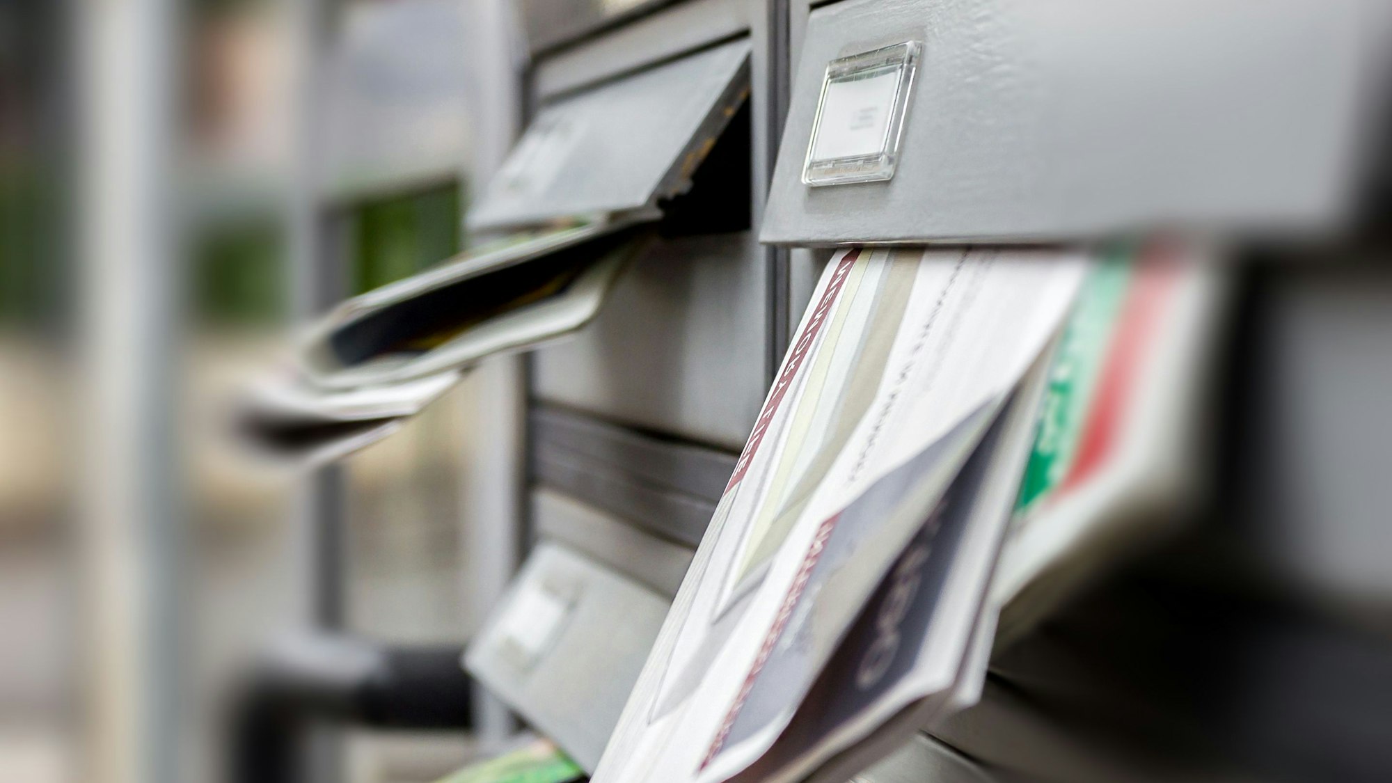 überquellender Briefkasten