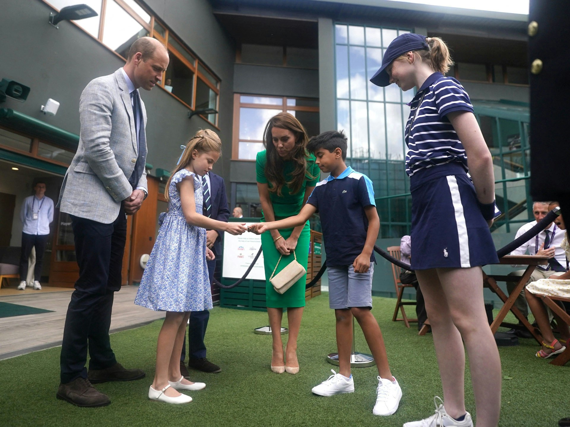 Prinzessin Charlotte und Prinz George begrüßen Ballmädchen und Balljungen.