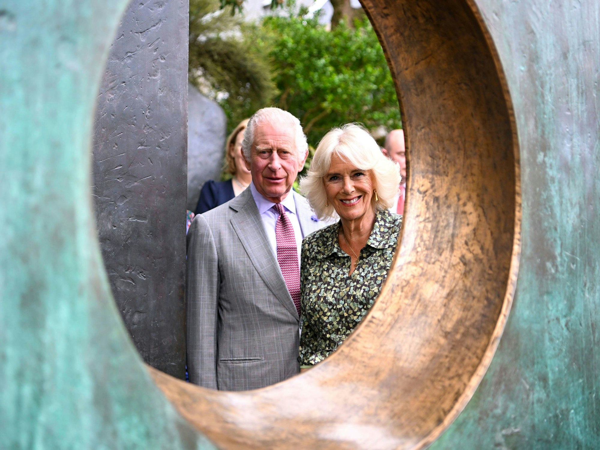 König Charles III. und Königin Camilla von Großbritannien bei einem Besuch des Barbara Hepworth Museum and Sculpture Garden.