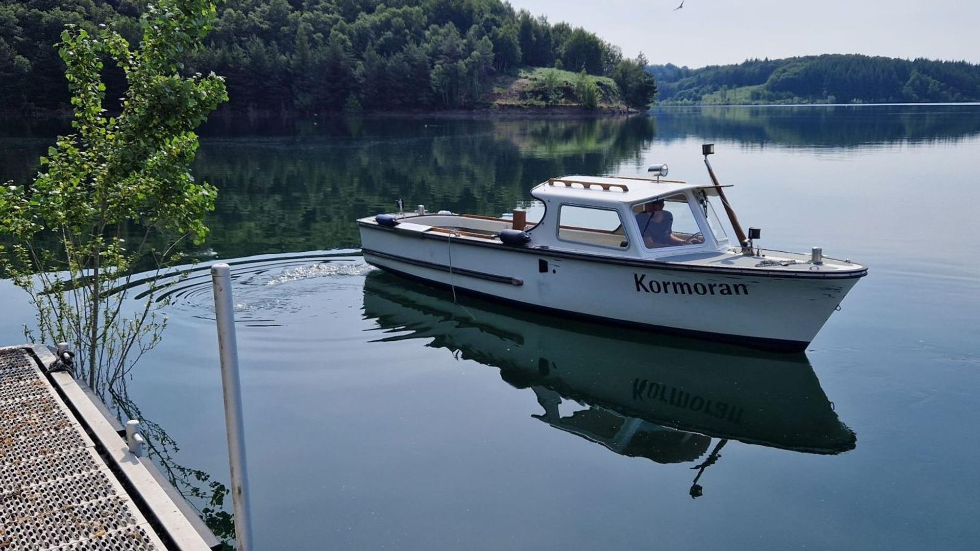 Elektroboot „Kormoran“ auf der Großen Dhünntalsperre.