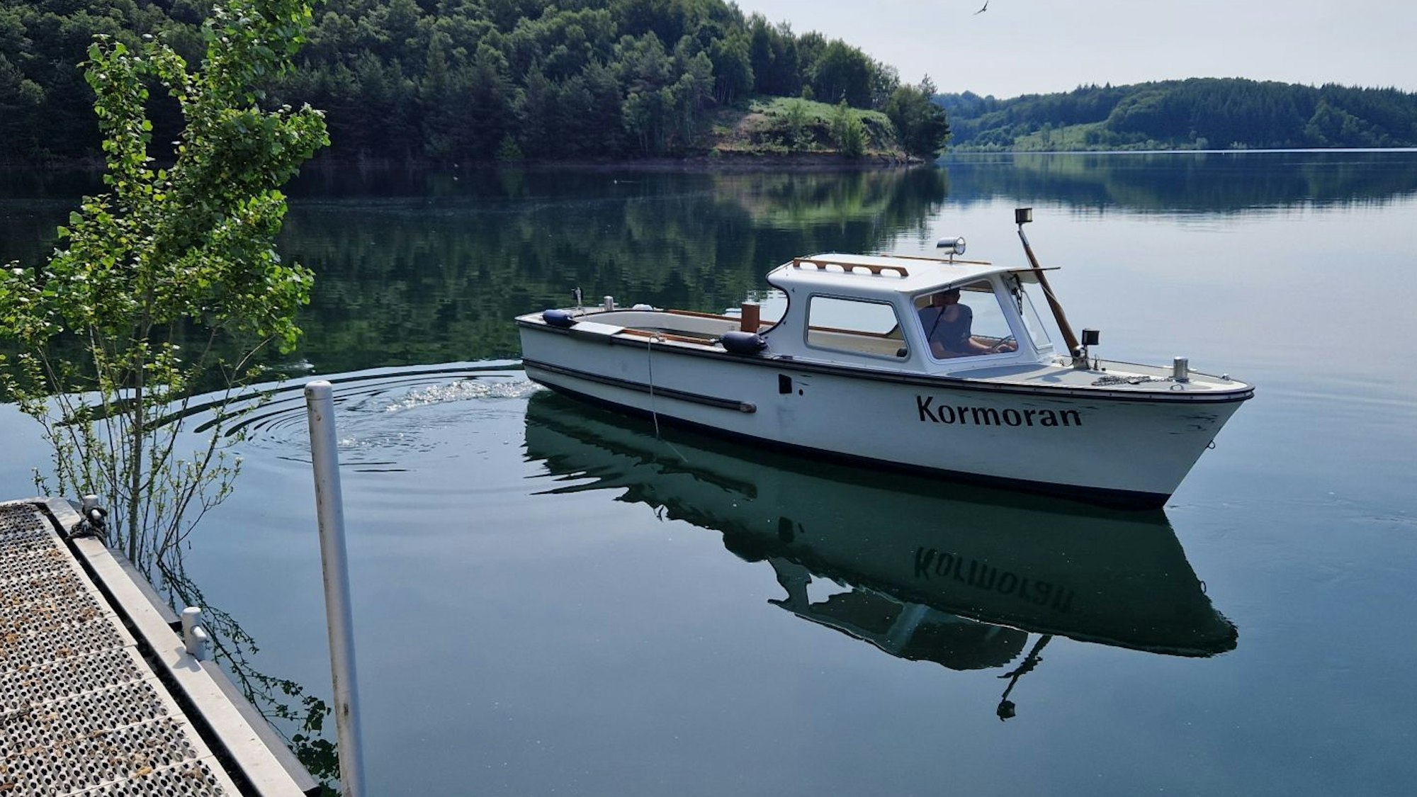 Elektroboot „Kormoran“ auf der Großen Dhünntalsperre.