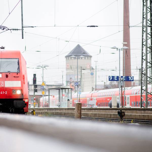 Ein IC der Deutschen Bahn (DB) fährt an einem Bahnhof ein. (Symbolbild)
