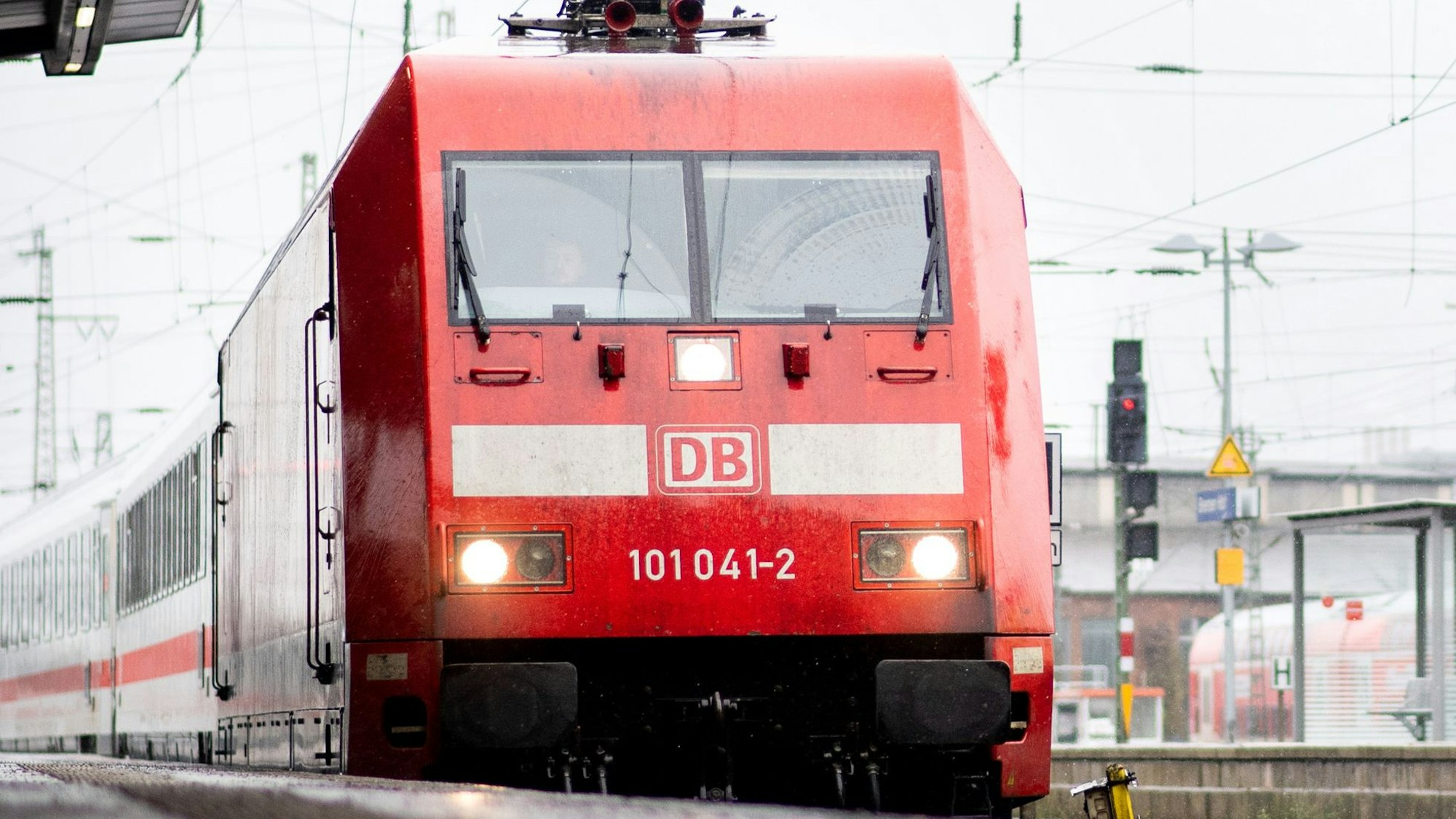 Ein IC der Deutschen Bahn (DB) fährt an einem Bahnhof ein. (Symbolbild)