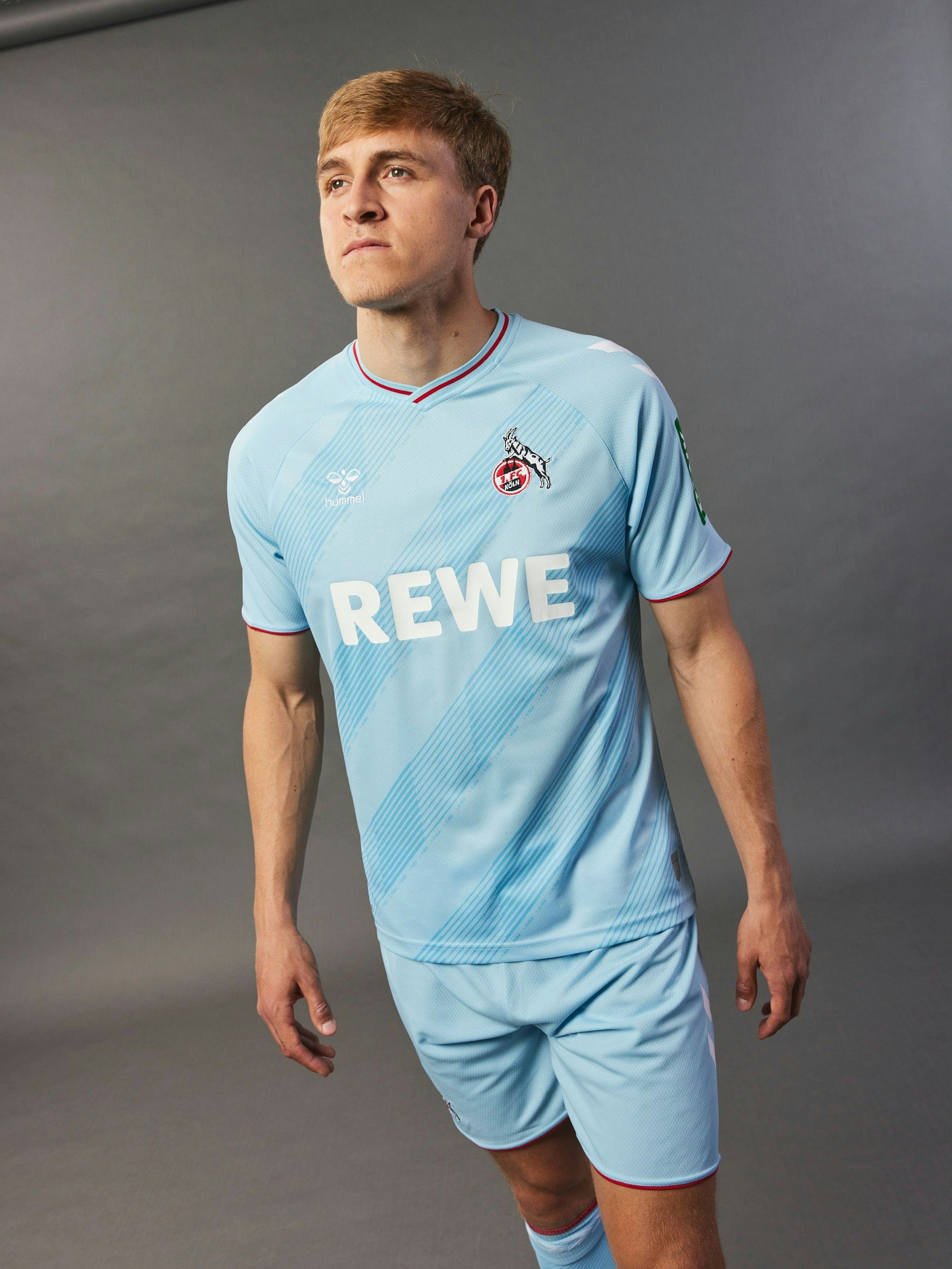 Timo Hübers im neuen, hellblauen Ausweichtrikot.