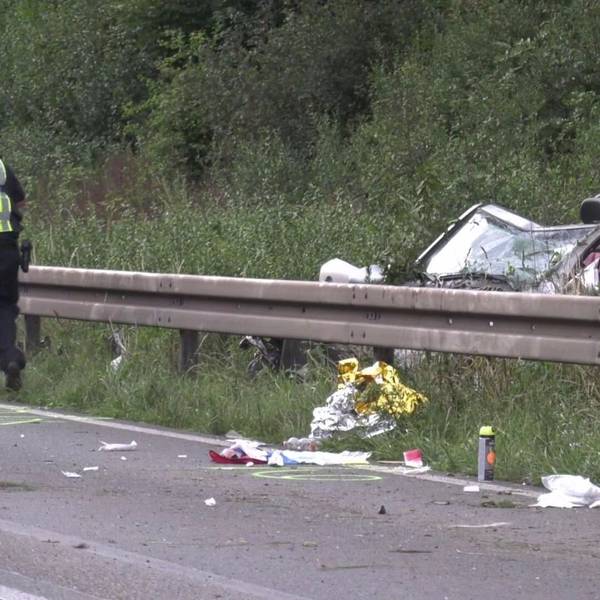 Der zerstörte Mercedes nach dem tödlichen Unfall auf der A 57 in Köln im Juni 2022.