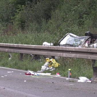 Der zerstörte Mercedes nach dem tödlichen Unfall auf der A 57 in Köln im Juni 2022.