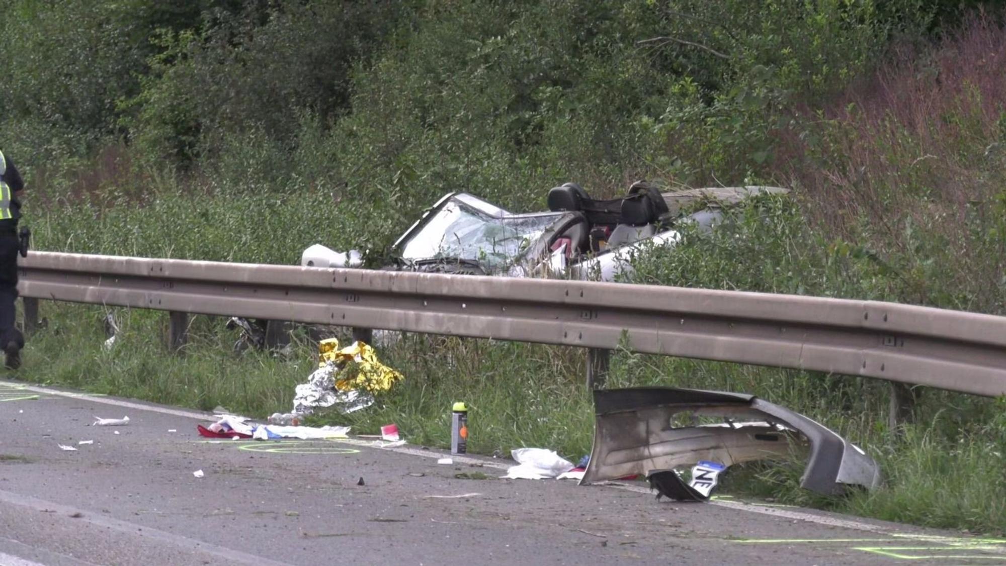 Der zerstörte Mercedes nach dem tödlichen Unfall auf der A 57 in Köln im Juni 2022.