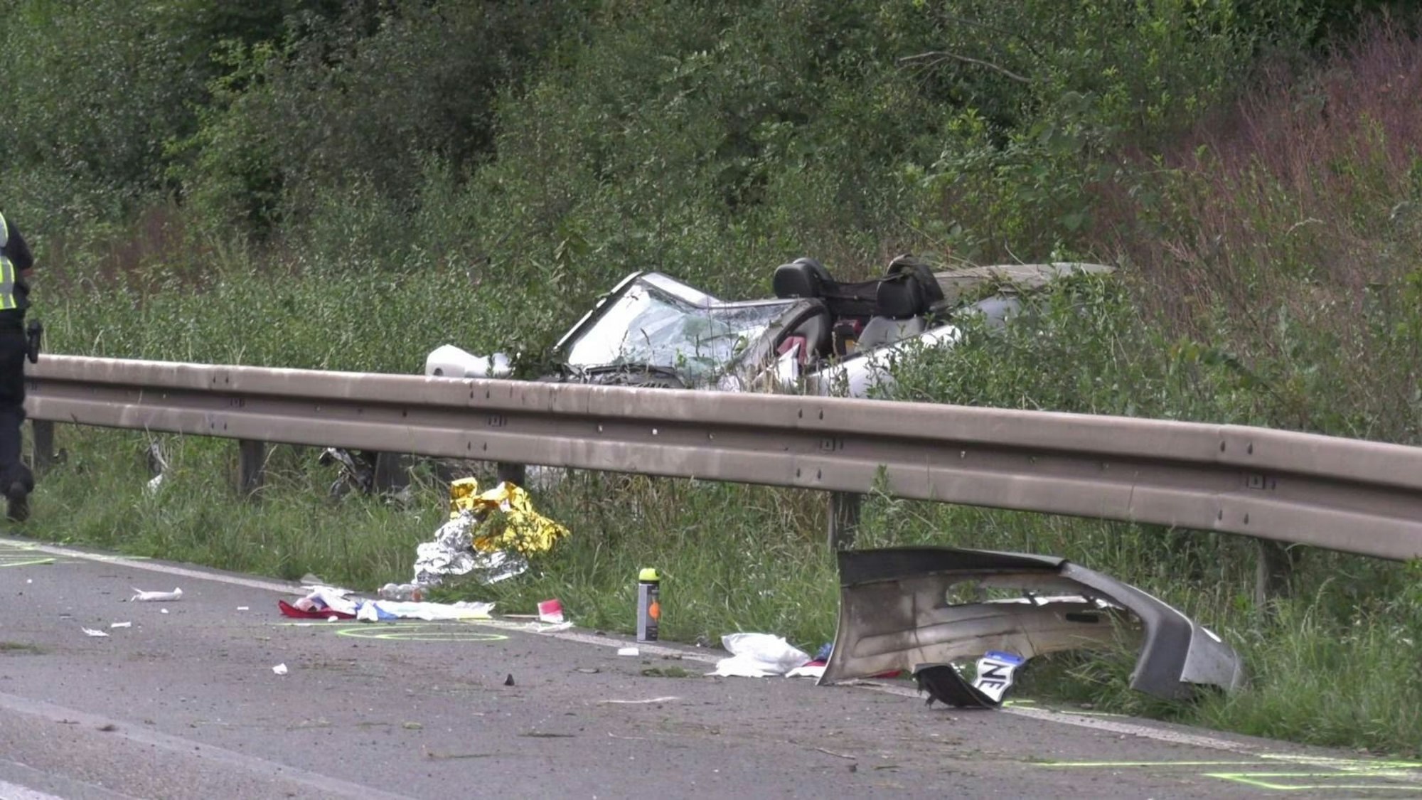 Der zerstörte Mercedes nach dem tödlichen Unfall auf der A 57 in Köln im Juni 2022.