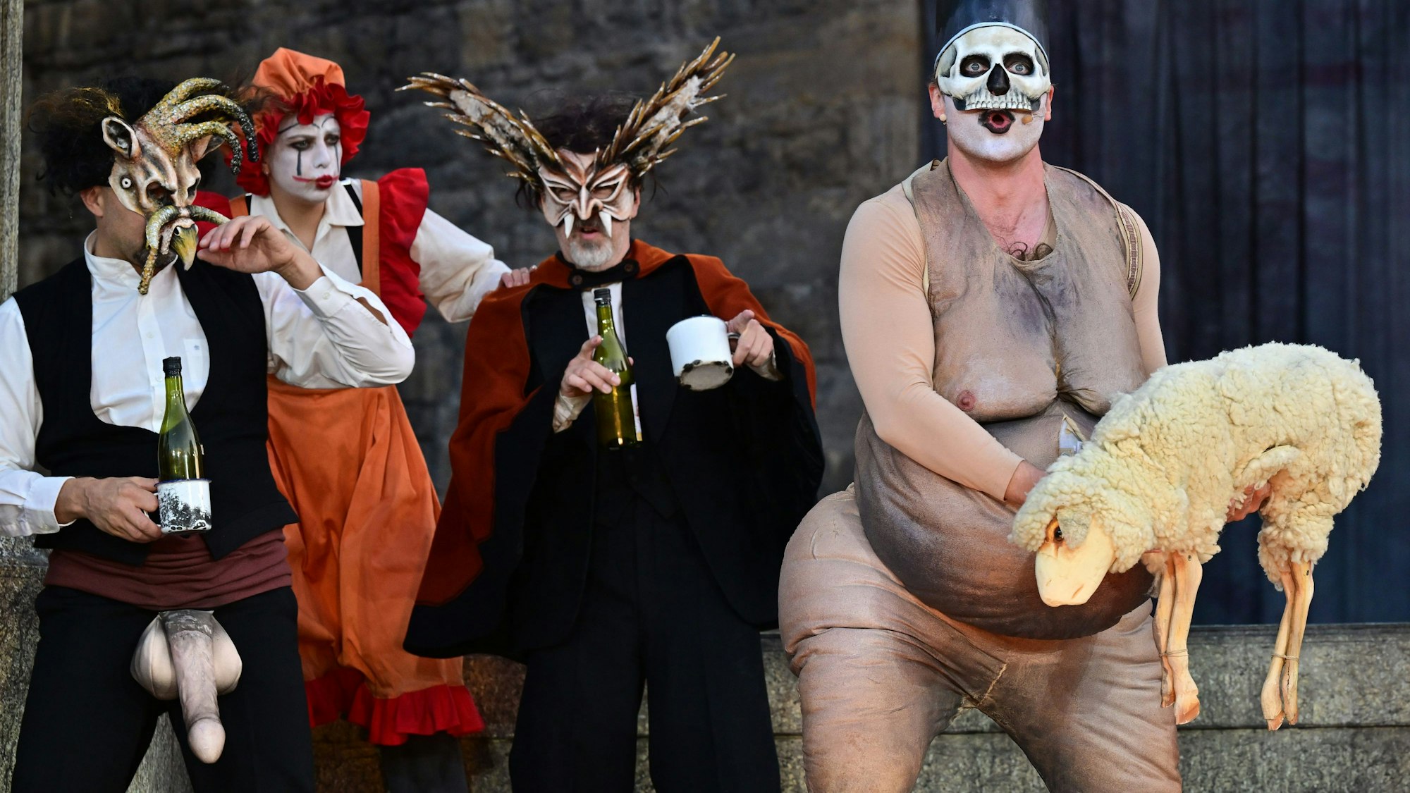 Probe für die Oper Fausts Verdammnis von Hector Berlioz bei den Erfurter Domstufen-Festspielen. Auf eine Bitte des Erfurter Weihbischofs Reinhard Hauke wurden nach der Premiere Riesenpenisse von den Kostümer einiger Chorsänger (hier links im Bild) entfernt.