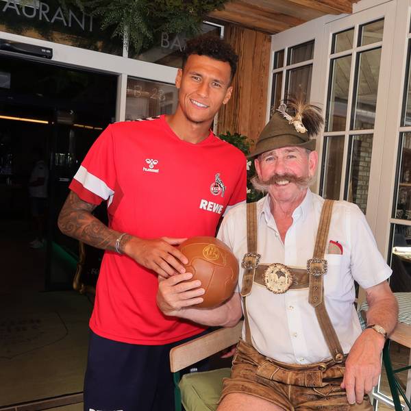 FC-Stürmer Davie Selke mit „Hangerl Hans", einem Original aus Maria Alm, vor dem Kölner Teamquartier Hotel Eder.