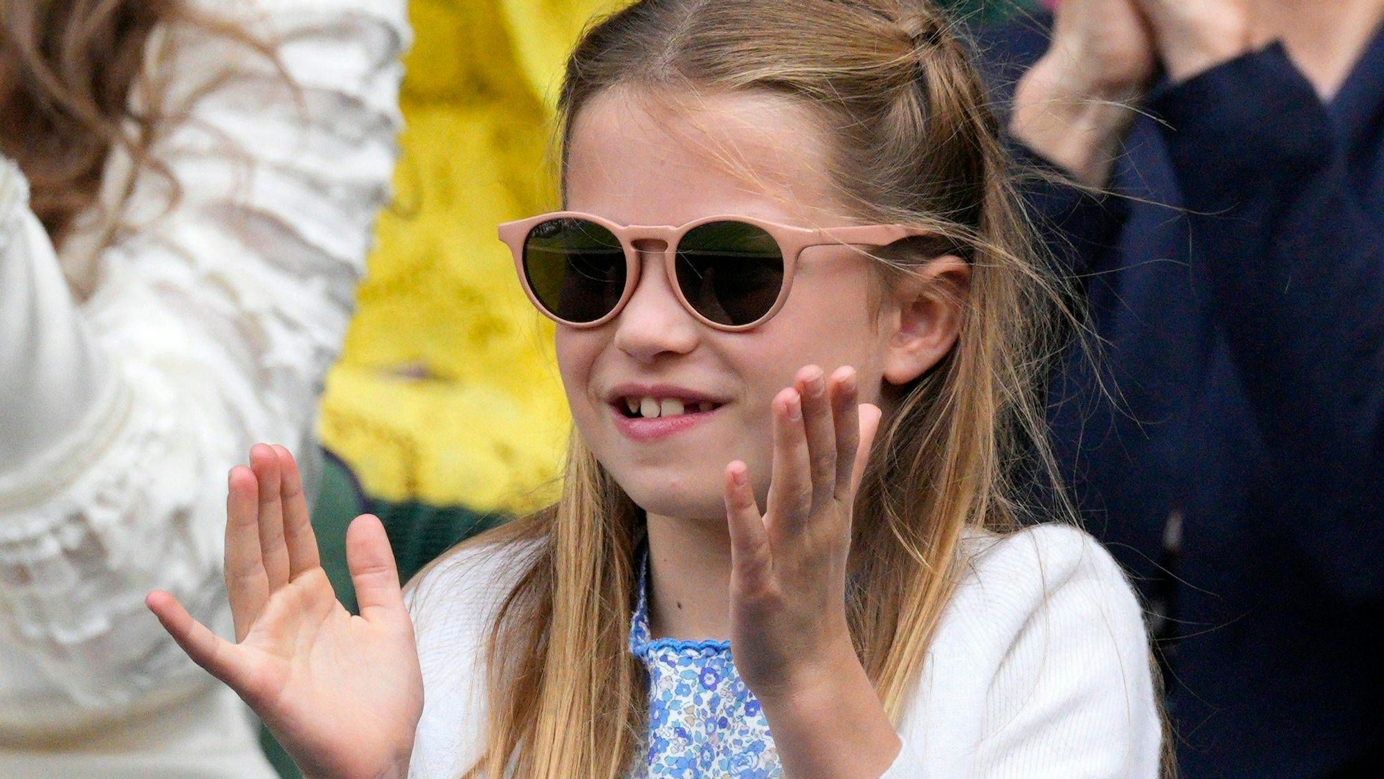 Prinzessin Charlotte klatscht.
