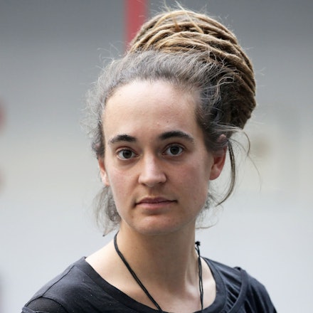 ARCHIV - 19.10.2020, Nordrhein-Westfalen, Köln: Carola Rackete steht vor einer Preisverleihung im Rathaus. (zu dpa "Bericht: Linke will Kapitänin Carola Rackete für die Europawahl") Foto: Oliver Berg/dpa +++ dpa-Bildfunk +++