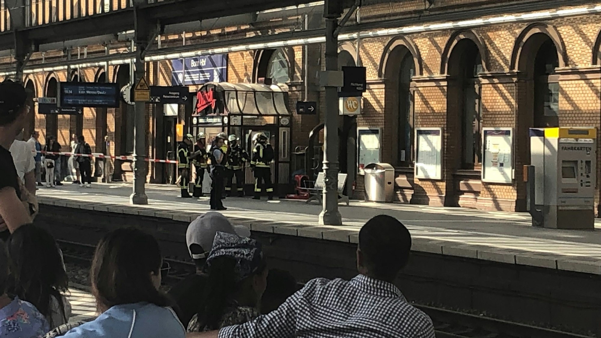 Feuerwehr am Gleis 1 Bonner Hauptbahnhof.