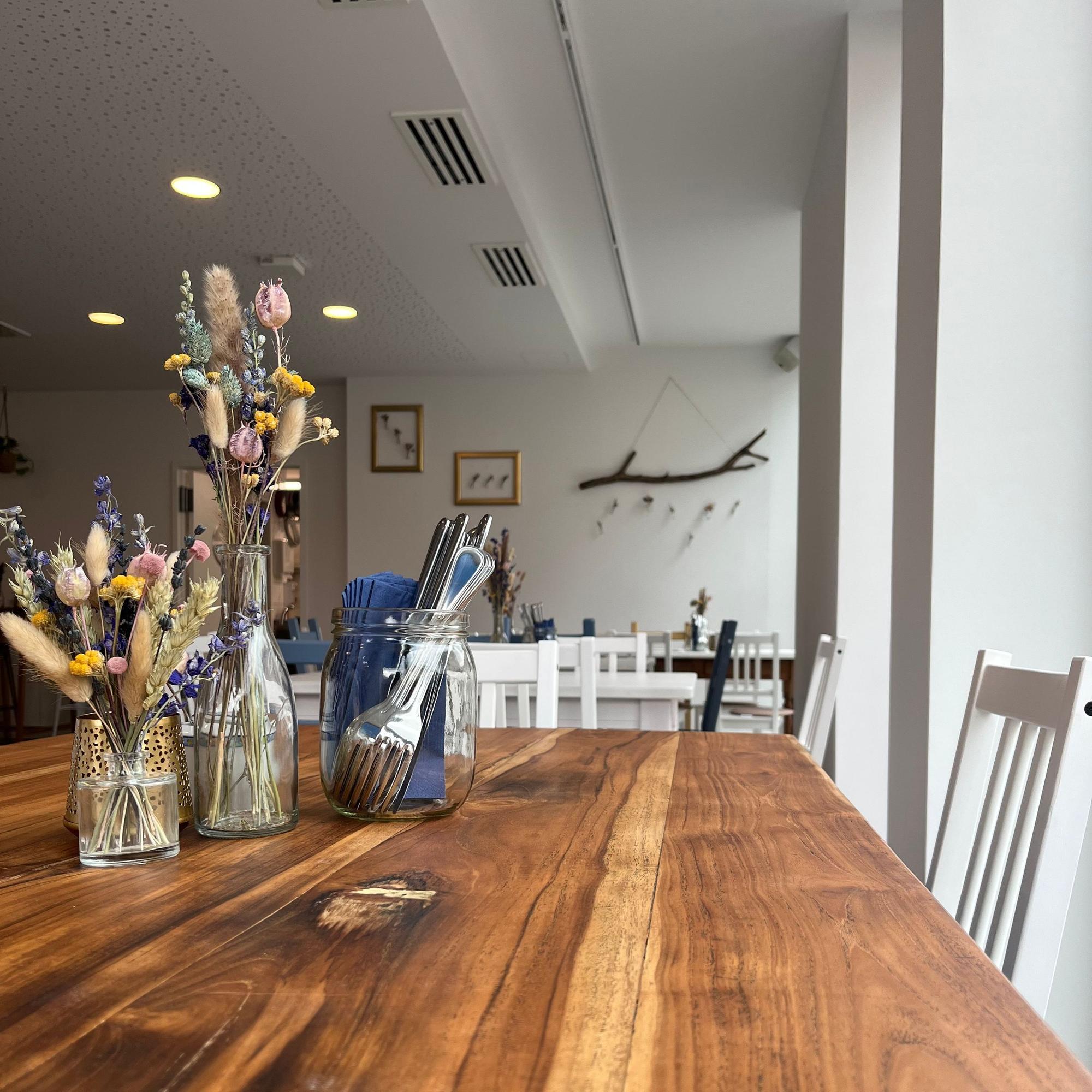 Ein Holztisch mit Essstühlen.