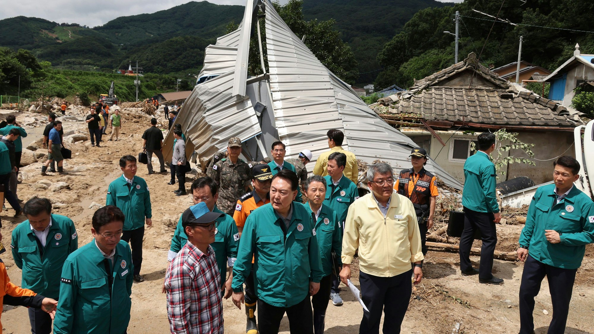 Yoon Suk Yeol (vorne M), Präsident von Südkorea, besichtigt ein von der Flut geschädigten Gebiet. Bei den massiven Regenfällen und Überschwemmungen in Südkorea ist die Zahl der Todesopfer auf mindestens 40 gestiegen.