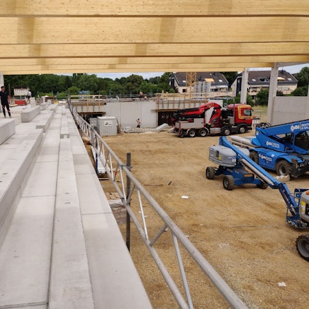 Die betonierten Sitzplätze auf der Tribüne im Obergeschoss der Halle.