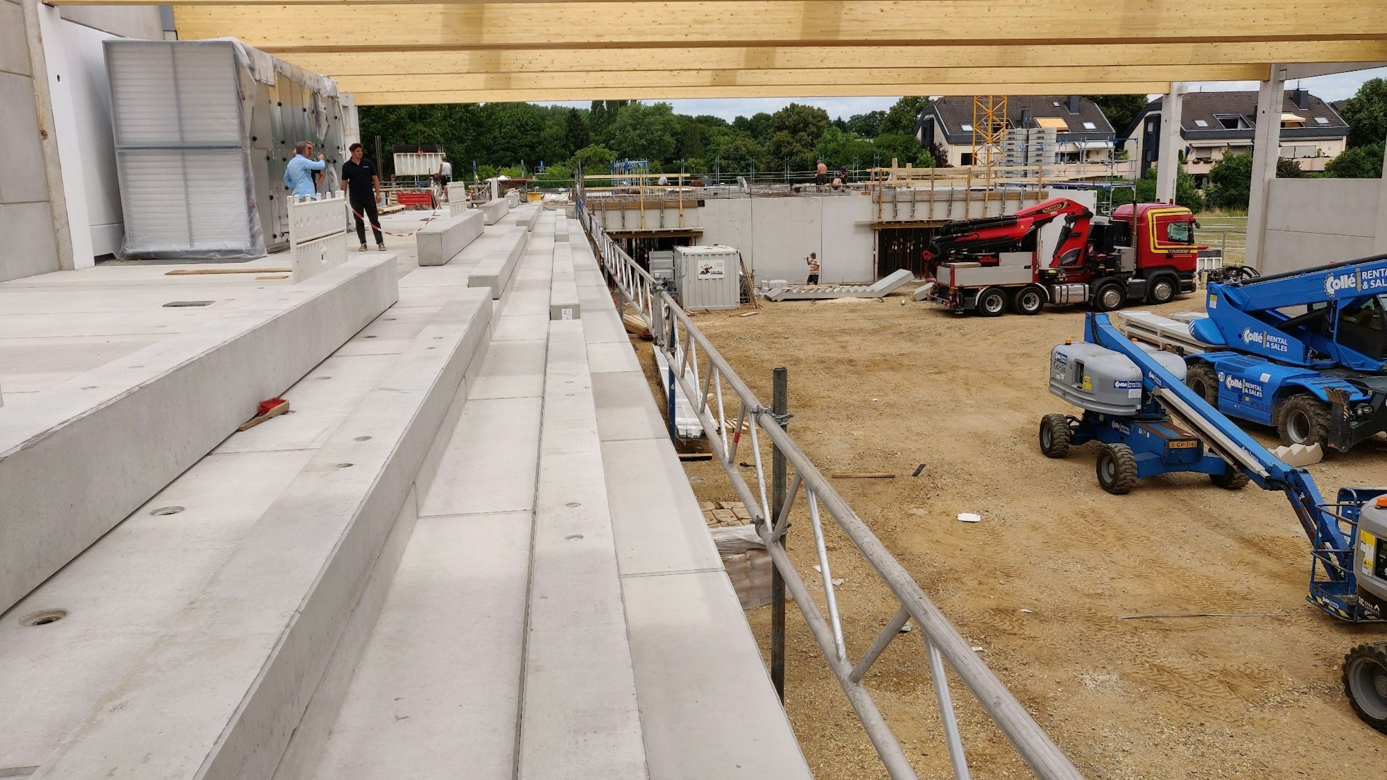 Die betonierten Sitzplätze auf der Tribüne im Obergeschoss der Halle.