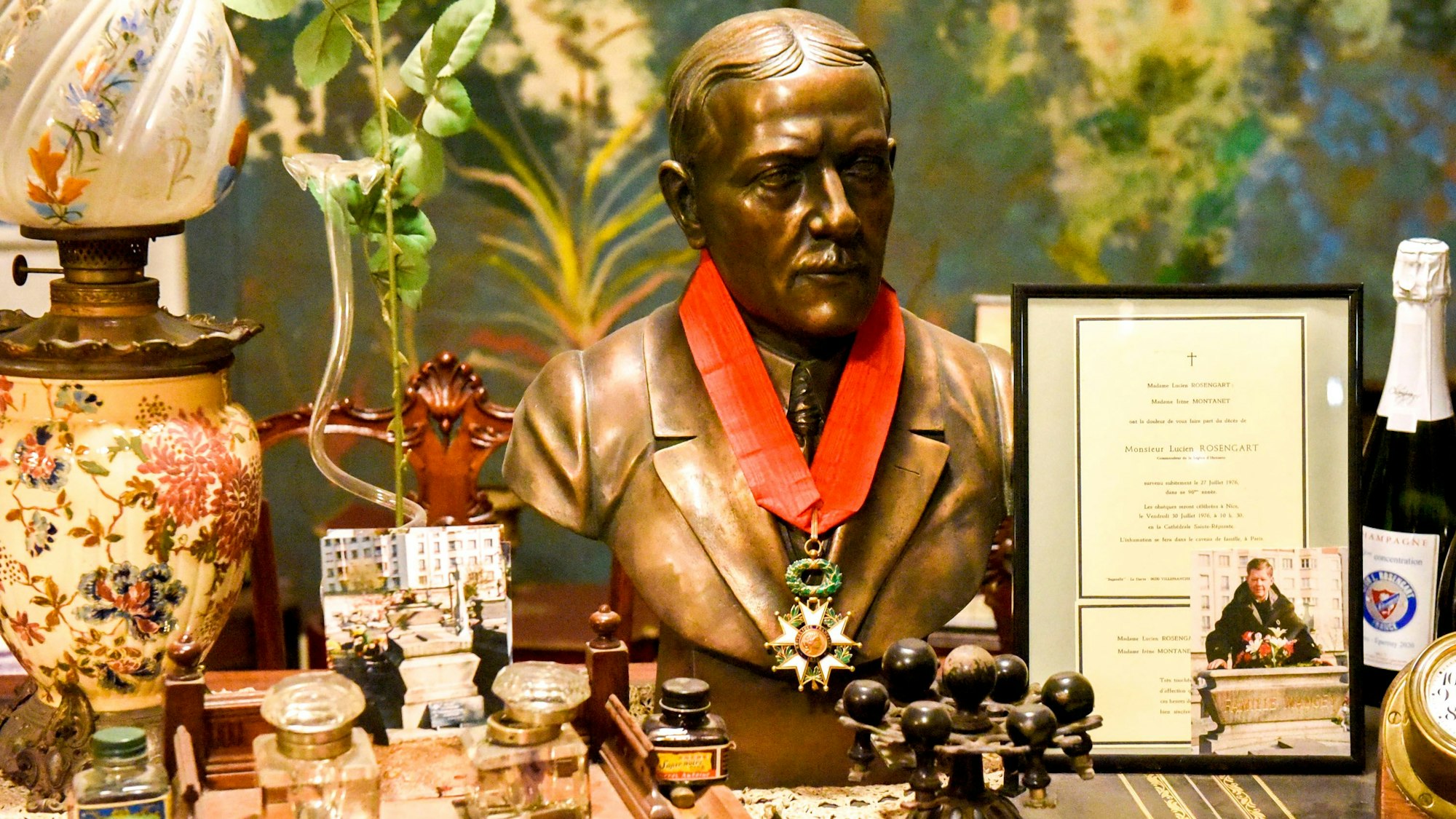 Mobiliar und eine Büste von Rosengart stehen auf einem Schreibtisch.