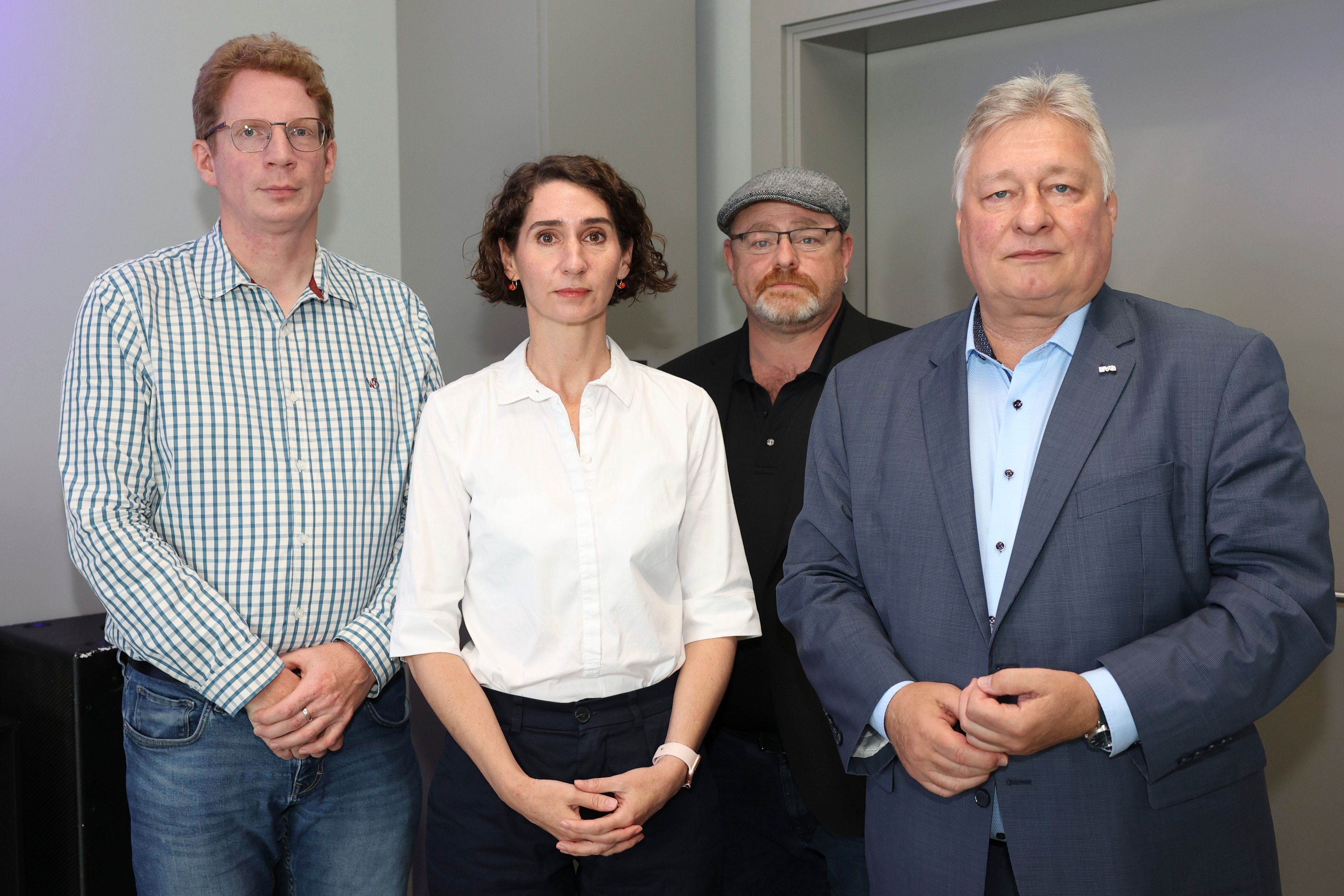 Der Bundesvorstand der Eisenbahn- und Verkehrsgewerkschaft EVG, Kristian Loroch (l-r, stellvertretender Vorsitzender), Cosima Ingenschay (stellvertretende Vorsitzende), Frank Hauenstein (Vorstandsmitglied), und Martin Burkert (Vorsitzender), stehen im Rahmen einer Beratung über das weitere Vorgehen im Tarifkonflikt mit der Bahn zusammen.