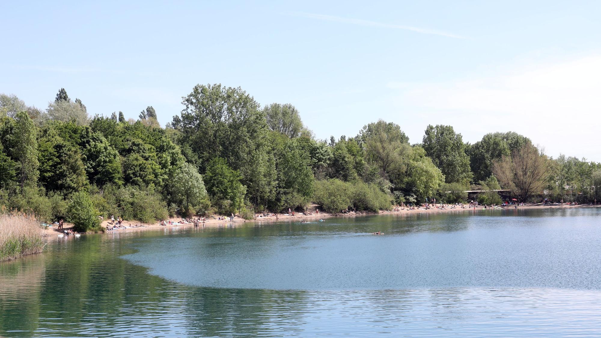 Menschen am Ufer eines Sees