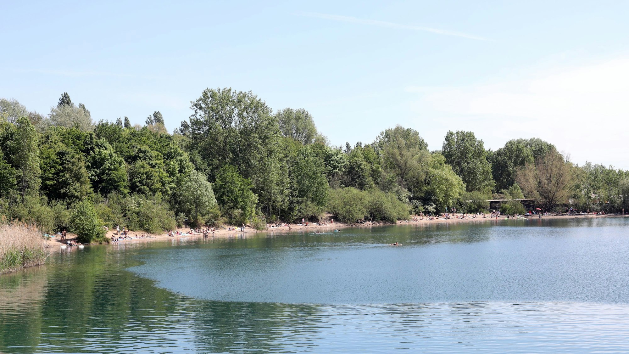 Menschen am Ufer eines Sees
