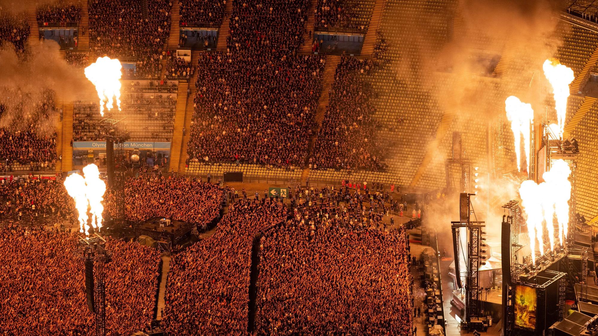 Tausende Zuschauer waren – wie hier bei einem Konzert in München – auch im Berliner Olympiastadion dabei, um Rammstein zu sehen und zu hören. (Symbolbild)