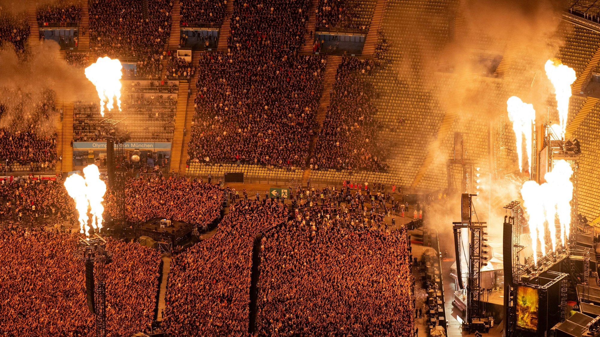 Tausende Zuschauer waren – wie hier bei einem Konzert in München – auch im Berliner Olympiastadion dabei, um Rammstein zu sehen und zu hören. (Symbolbild)