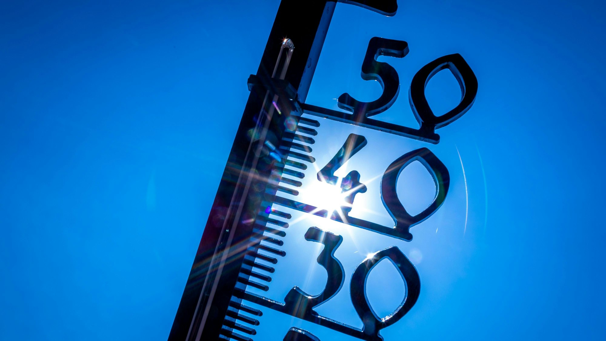 Ein Außenthermometer zeigt die Temperatur von knapp 40 Grad an.