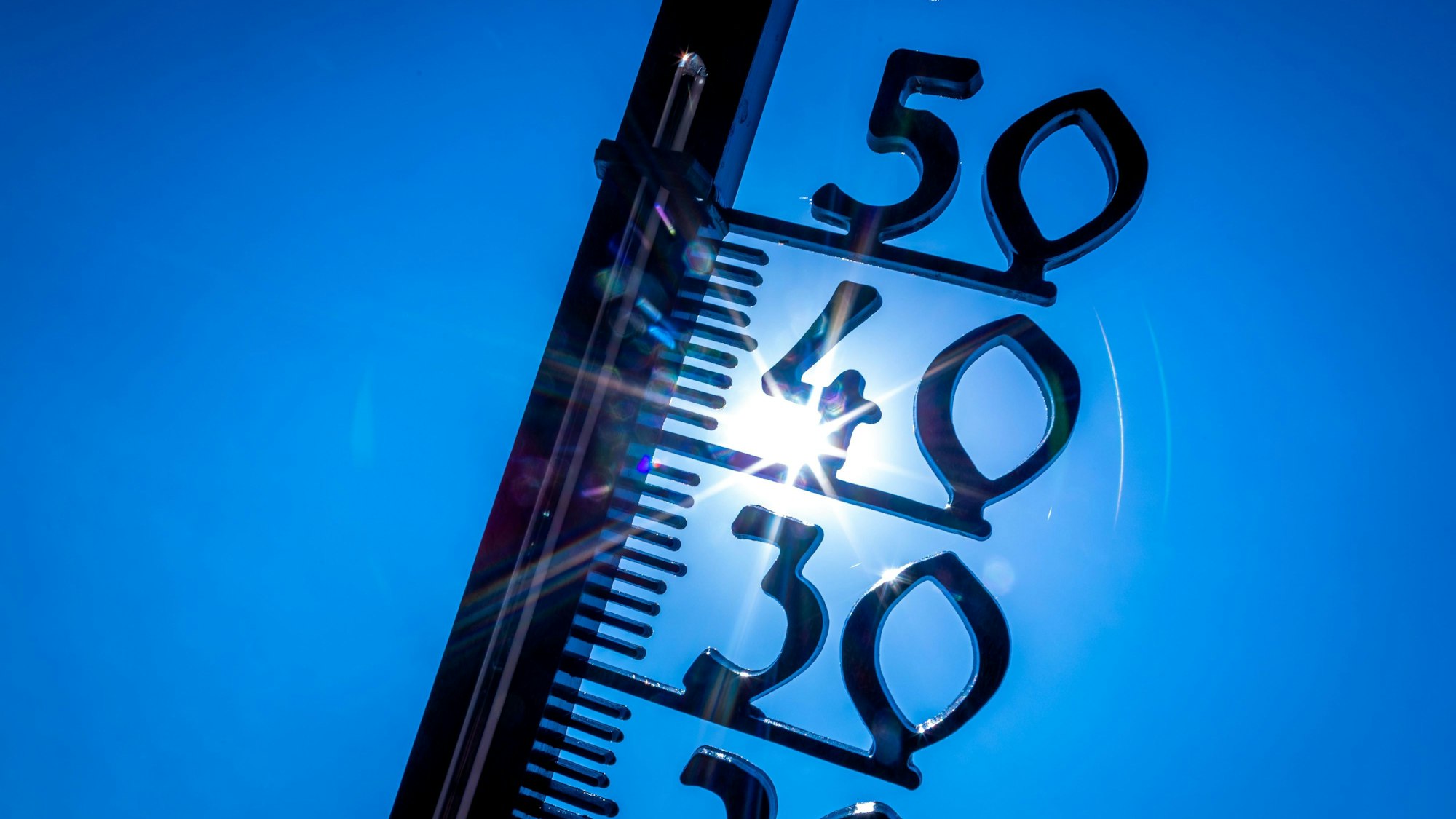 Ein Außenthermometer zeigt eine Lufttemperatur von knapp 40 Grad an. Die Bodentemperatur dürfte angesichts dieser Hitze und der Sonneneinstrahlung noch deutlich höher liegen. (Symbolbild)