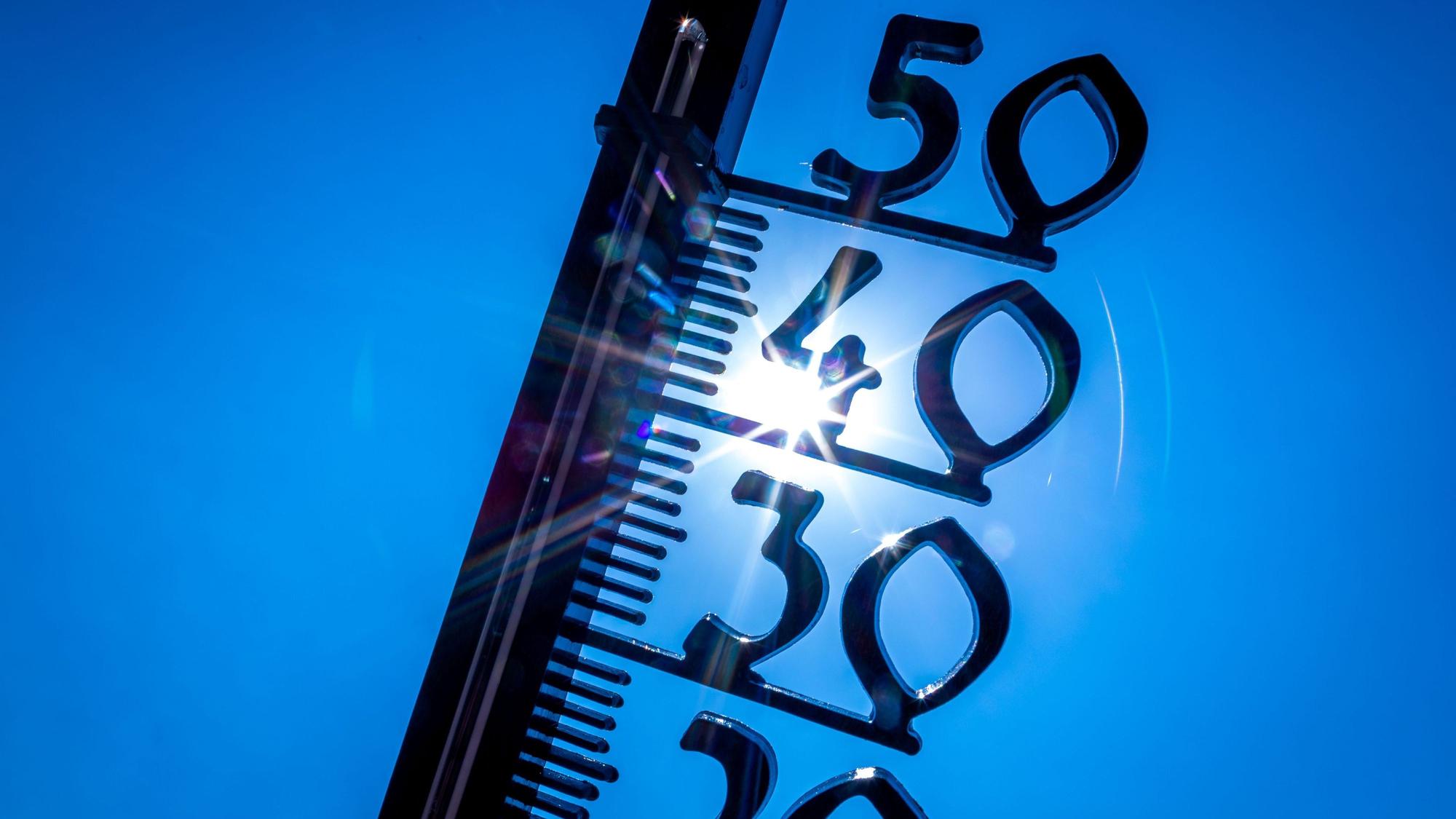 Ein Außenthermometer in einem Kleingarten zeigt die Temperatur von knapp 40 Grad an.