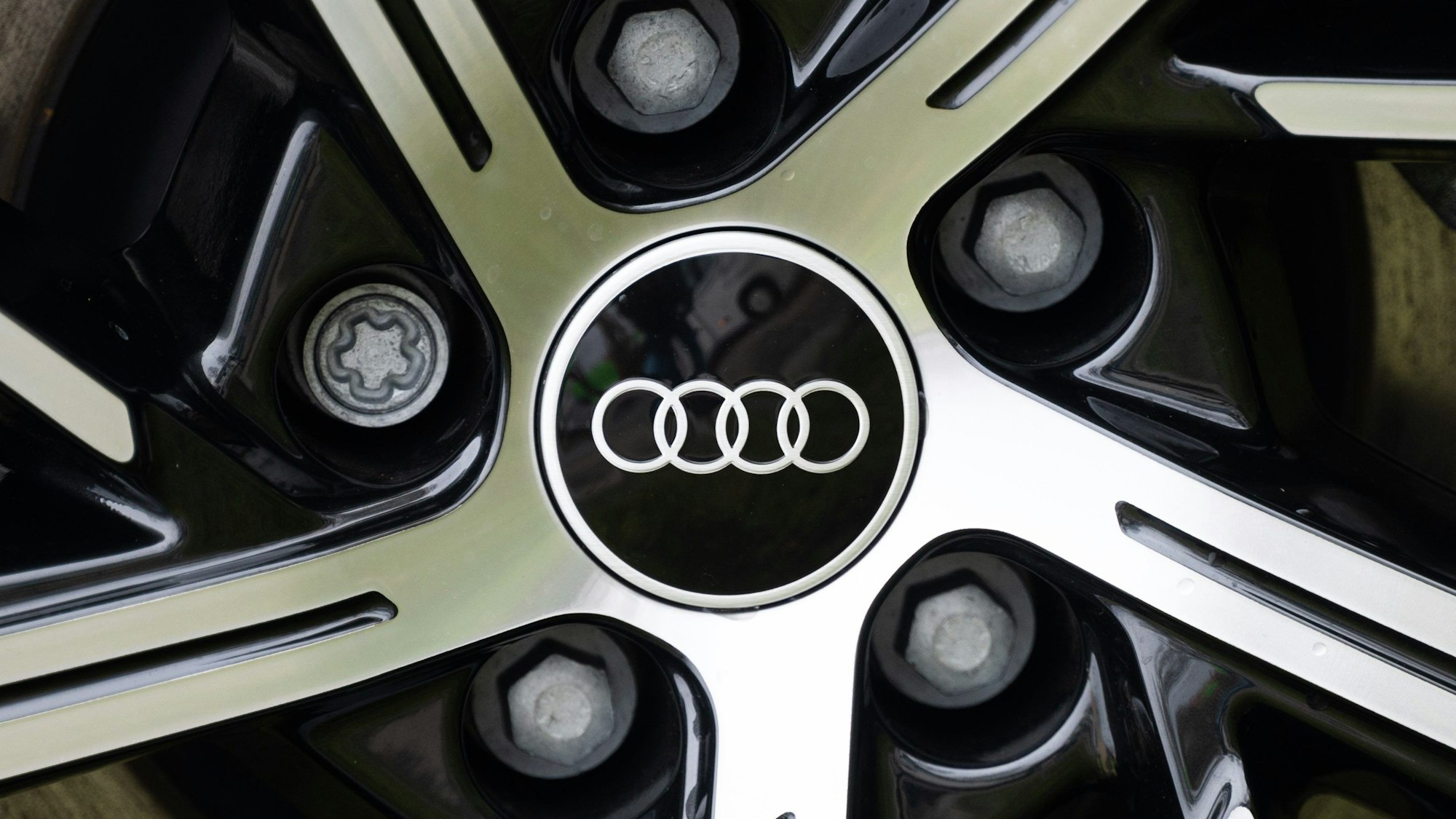 Das Logo von Audi ist auf einer Felge zu sehen.