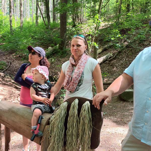 Katja Ginster und Katalina Escobar sind auf dem Waldweg unterwegs.
