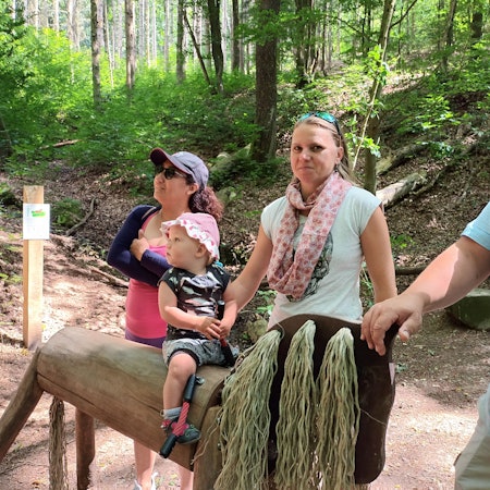 Katja Ginster und Katalina Escobar sind auf dem Waldweg unterwegs.