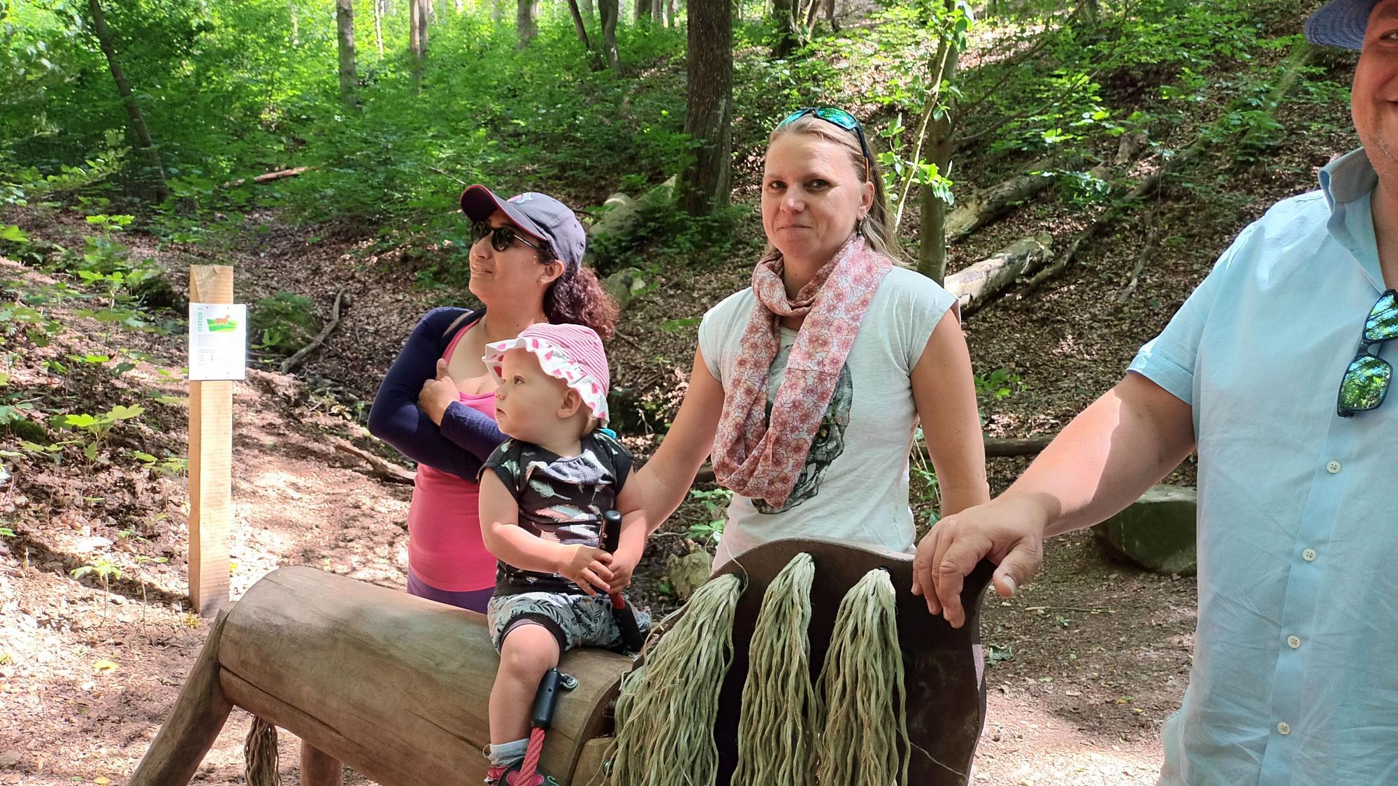 Katja Ginster und Katalina Escobar sind auf dem Waldweg unterwegs.